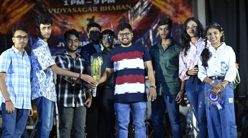 গিটারে বারাসাতের নাম উজ্জ্বল করে চলেছে জ্যোতির্ময় ঘোষ